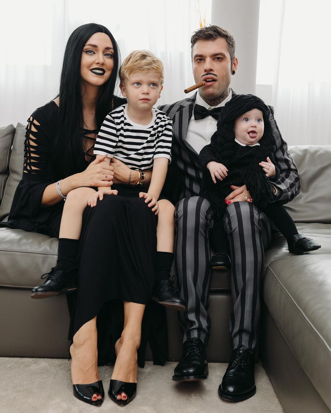 La familia Addams es siempre un acierto, y Chiara Ferragni junto a Fedez y los hijos de ambos la recrearon a la perfección. Solo hace falta vestimenta negra, un par de pelucas y maquillaje oscuro. 