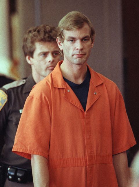 'Jeffrey Dahmer' es en estos momentos la serie más vista en Netflix, así que no es de extrañar que este asesino, conocido también como el Caníbal de Milwaukee, se multiplique la noche de Halloween y nos crucemos con alguno de ellos. Cometió el asesinato y desmembramiento de diecisiete hombres y adolescentes entre 1978 y 1991. Ahora podemos conocer su macabra historia en esta plataforma.