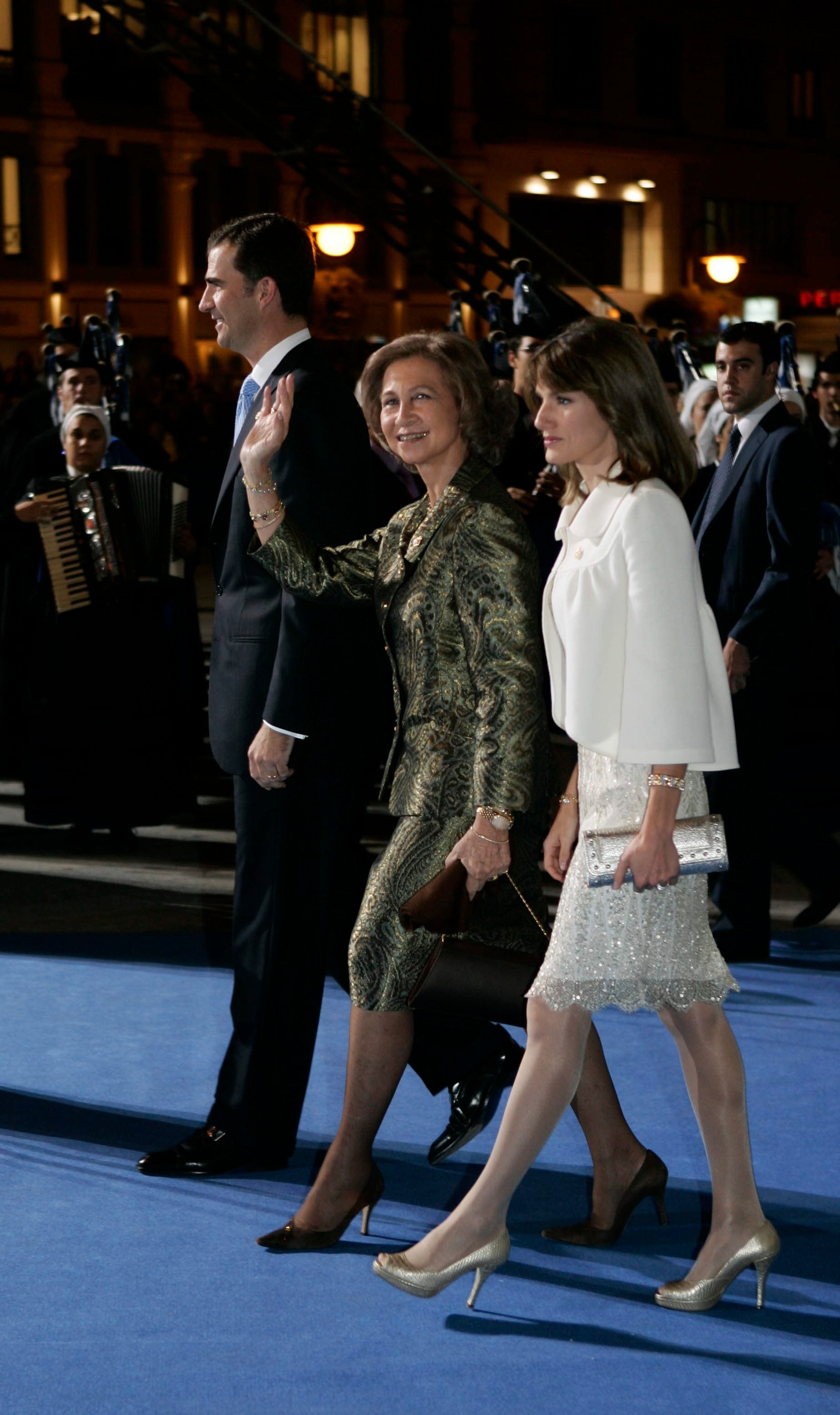 No es uno de los mejores looks de la Reina dado que está muy sobrecargado. En los Premios Príncipe de Asturias de 20107, Letizia llevó un vestido por encima de la rodilla bordado con cristales de Swarosvki de Felipe Varela y lo combinó con una chaqueta blanca, zapatos dorados y bolso a juego. Las medias brillantes en color blanco son, quizá, el mayor error de este conjunto. 