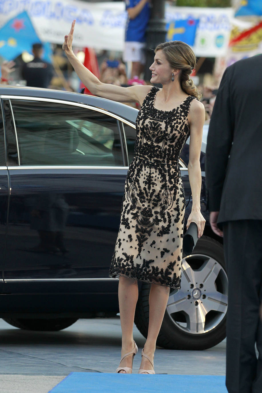 Doña Letizia con vestido de cóctel en color nude con bordados a mano en negro de Felipe Varela que lució con zapatos rosa empolvado de Magrit y clutch negro.