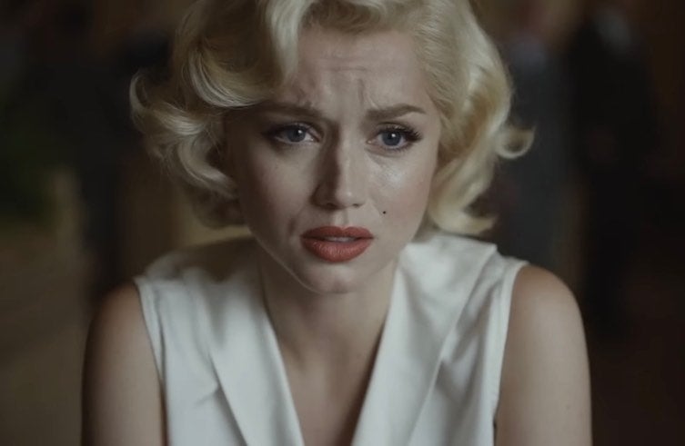 Ana de Armas interpreta a Marilyn Monroe en 'Blonde', una película de Netflix. Si en años anteriores Marilyn era una de las favoritas para disfrazarse, este año con más razón. Se necesita un vestido blanco (que muchos manchas de sangre para representar mejor el ambiente de Halloween) y una peluca con pelo corto rubia. ¡Ah, y no olvides los labios rojos y el característico lunar de la actriz!