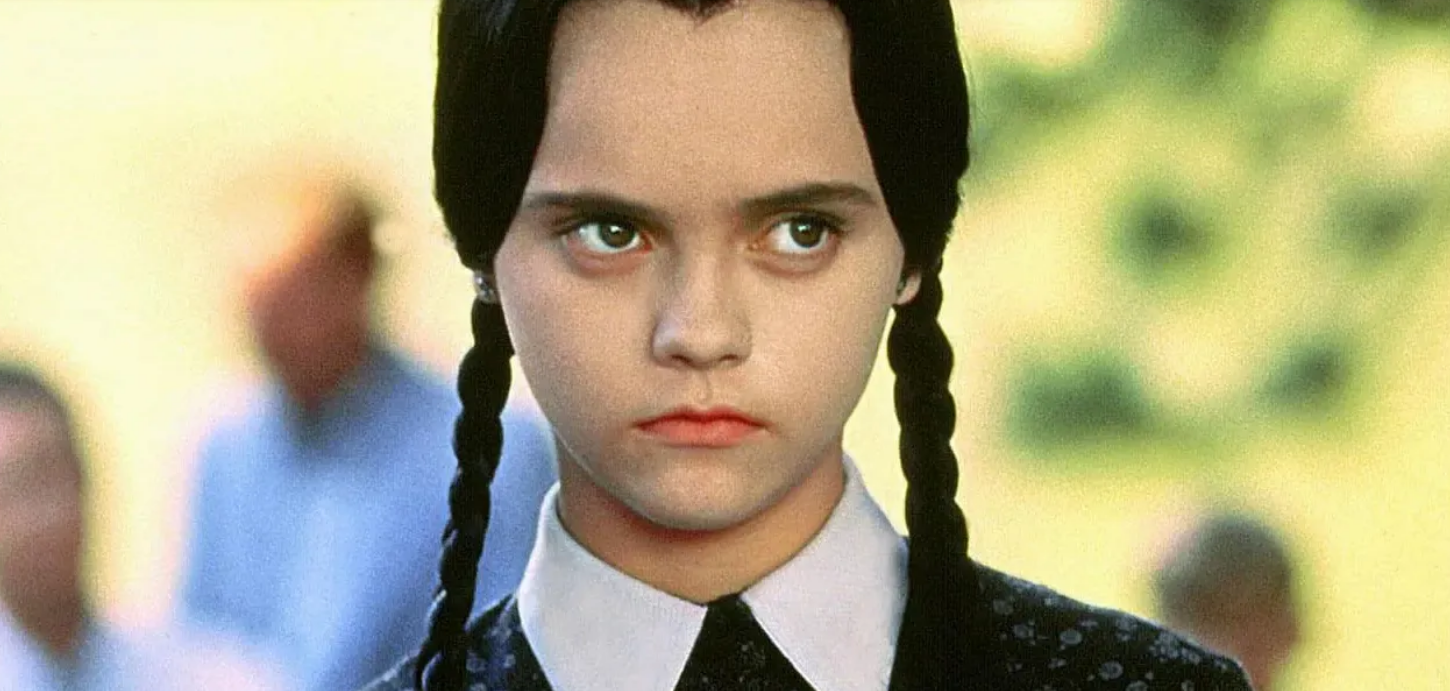 Miércoles no falla en ningún Halloween, y este 2022 no iba a ser menos. Tal solo lleva la cara más pálida posible, dos trenzas, una falda oscura y una camisa con jersey. Ah, y recuerda no sonreír.