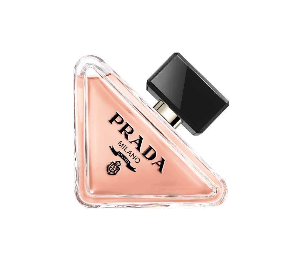 Paradoxe de Prada (100 €, 50 ml). Con las notas predominantes del nerolí y el jazmín, el eterno carácter floral del bouquet de flores blancas se fusiona con un matiz vanguardista gracias al acorde de Ambrofix y Serenolide para crear una estela íntima y duradera que resulta en una vibrante calidez. Un floral ambarado que viene en un frasco vanguardista y cuya embajadora es Emma Watson.