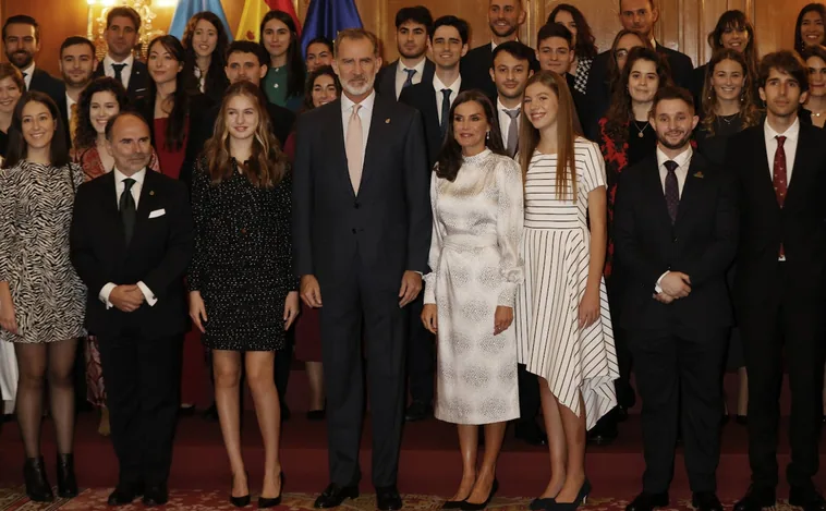 La reina Letizia y Leonor eligen valiosos pendientes para realzar sus estilismos en las audiencias previas a los premios Princesa de Asturias