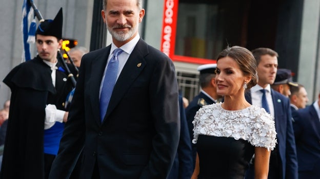 El Rey Felipe y doña Letizia en su llegada a los Premios Princesa de Asturias