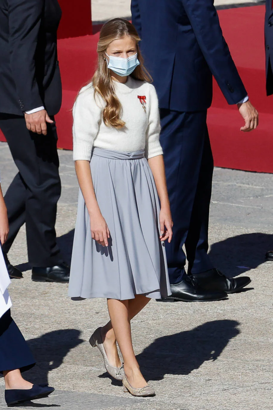 El Día de la Hispanidad de 2020, la princesa de Asturias lucía una falda midi gris con un jersey crudo y unas bailarinas con un poco de tacón. 