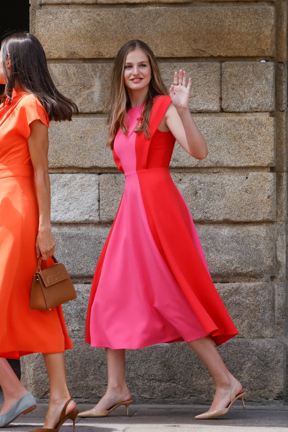 En actos oficiales,  como la celebración del Año Santo 2022 en Santiago de Compostela, Leonor suele lucir zapatos de tacón bajo y vestidos formales como este bicolor de la firma Cayro Woman. 