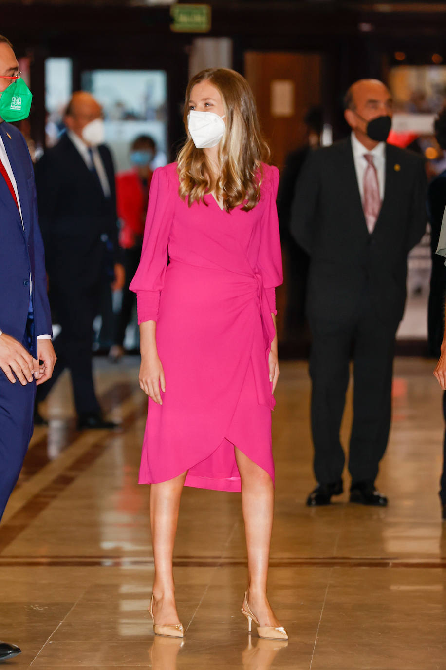 En los premios Princesa de Asturias de 2011, a punto de cumplir 16 años, Leonor optaba por un estilo más maduro, con este elegante vestido de Cayro Woman y zapatos de tacón. 