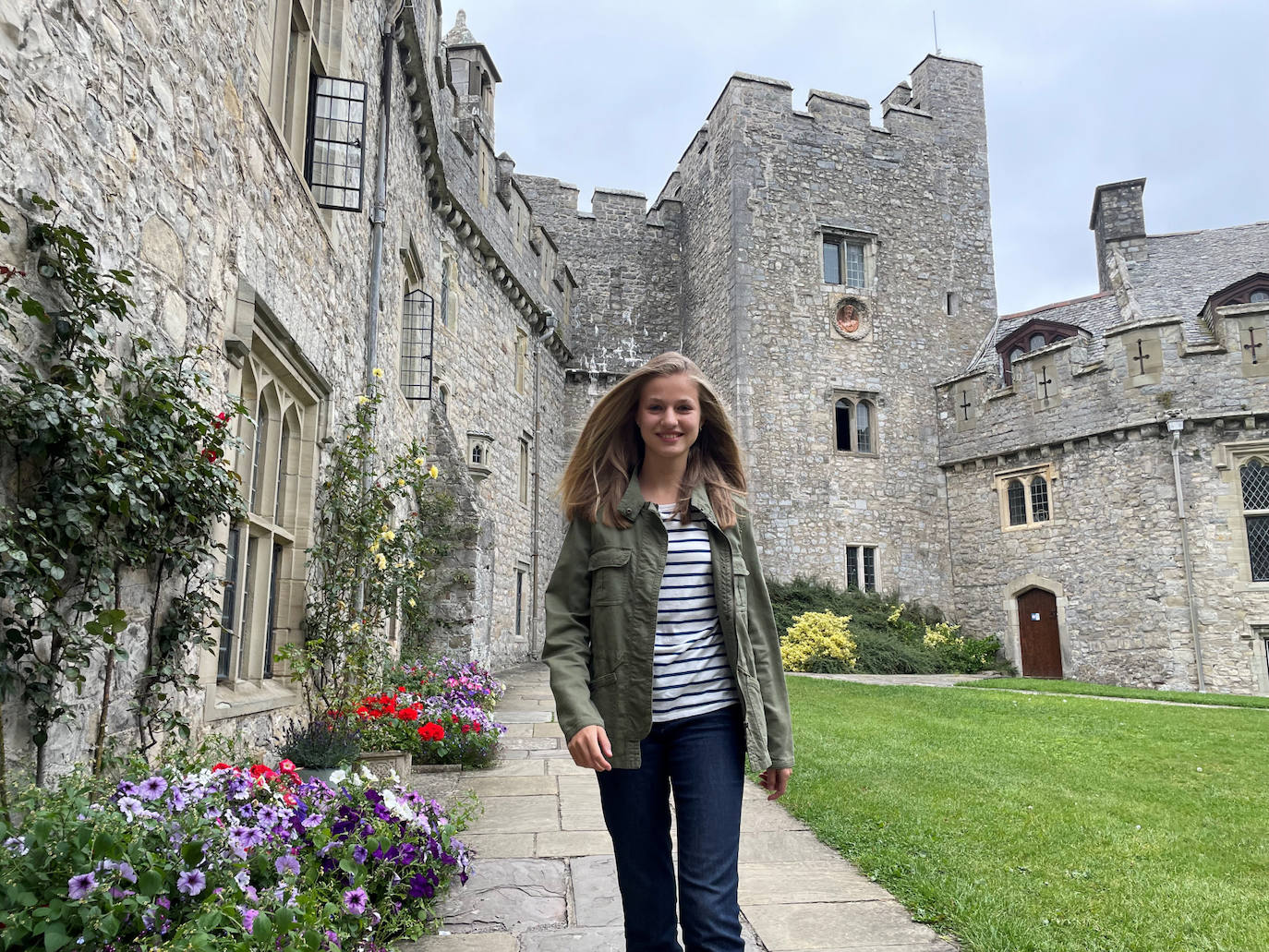 En septiembre de 2021, la princesa de Asturias empezaba el bachillerato en Gales, en  el internado UWC Atlantic College, situado al sur de la región. Allí estudia como una alumna más. 