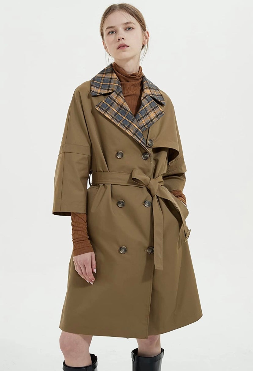Gabardina con doble botonadura para mujer de Orolay, disponible en Amazon Fashion por 99,99 euros.