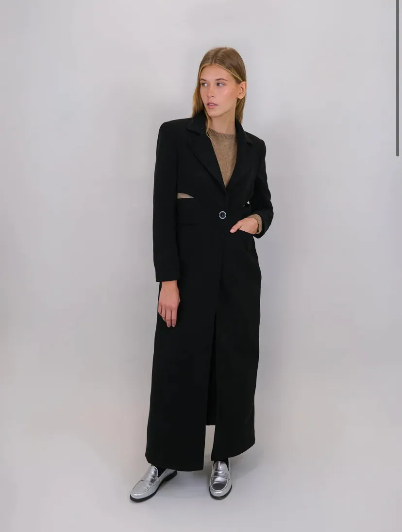 Abrigo negro largo con aperturas: 83 euros en Laagam.