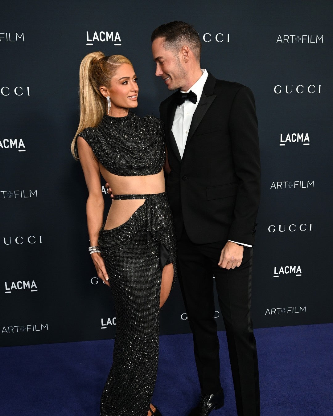 Paris Hilton también se decantó por un sensual estilismo con lentejuelas, con aberturas en la cintura, la cadera y la pierna. 