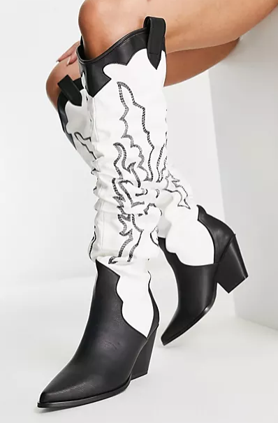 Botas por la rodilla en color blanco y negro estilo 'cowboy' con diseño fruncido: 65,99 euros en Asos.
