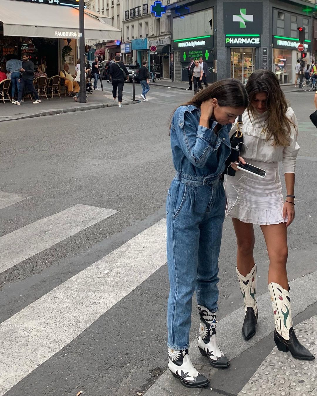 Melissa Villarreal con botas 'cowboy' que lleva con un mono vaquero y Marta Vidaurreta que las  combina con blusa y falda mini en color blanco. Ambas combinaciones son un acierto.