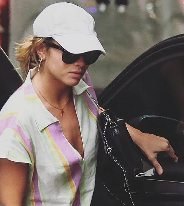 Clara Chía con vestido-túnica de Laagam.