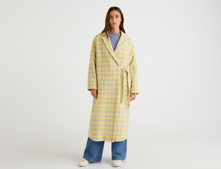 Abrigo largo de cuadros confeccionado en un suave tejido italiano en mezcla de lana y algodón: 249 euros en Benetton.