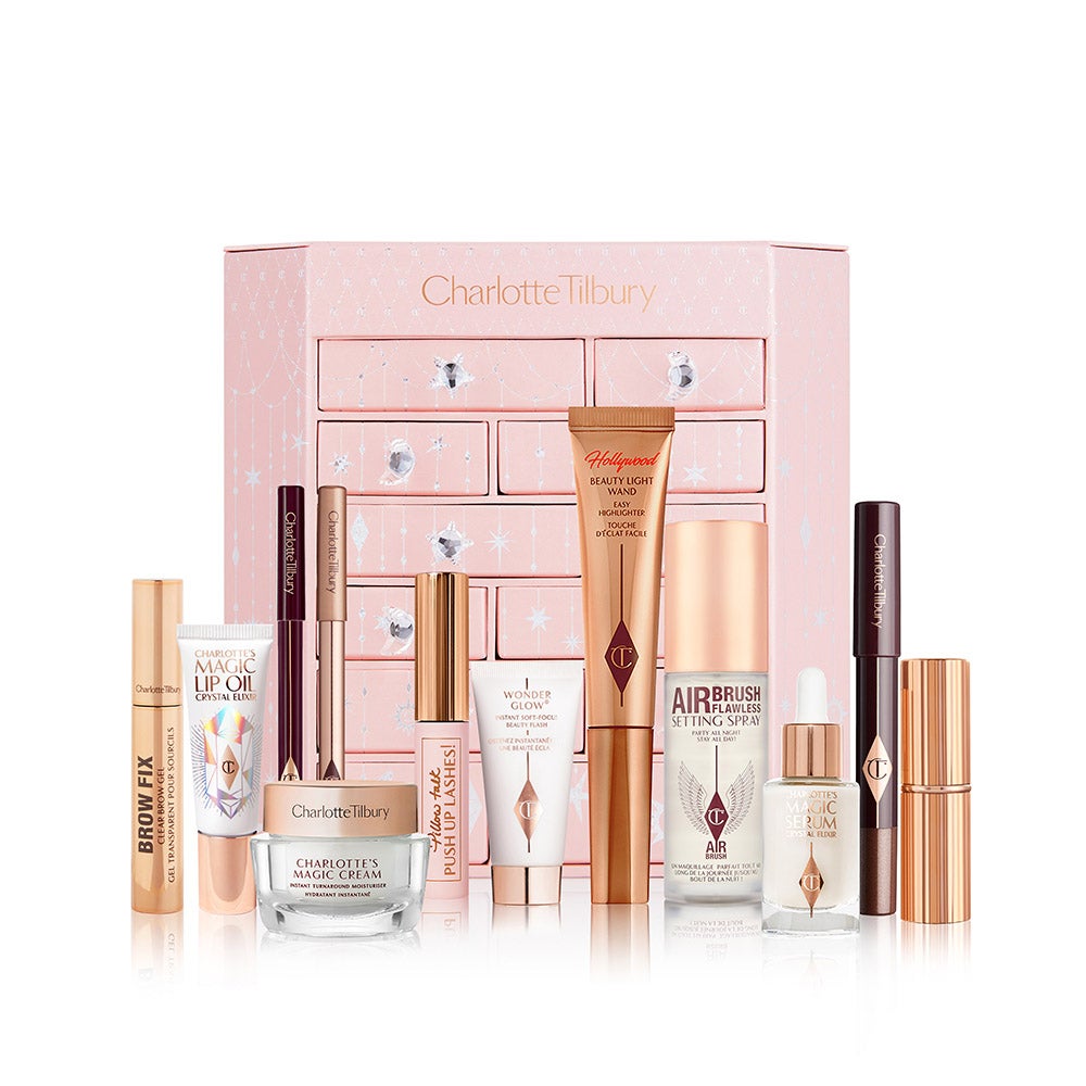 Calendario de adviento de Charlotte Tilbury Diamond Chest of Beauty Stars (185 €). Con los básicos de la firma como Magic Lip Oil, Brow Fix, Matte Revolution en catwalking, mini Charlotte's Magic Cream, etc.