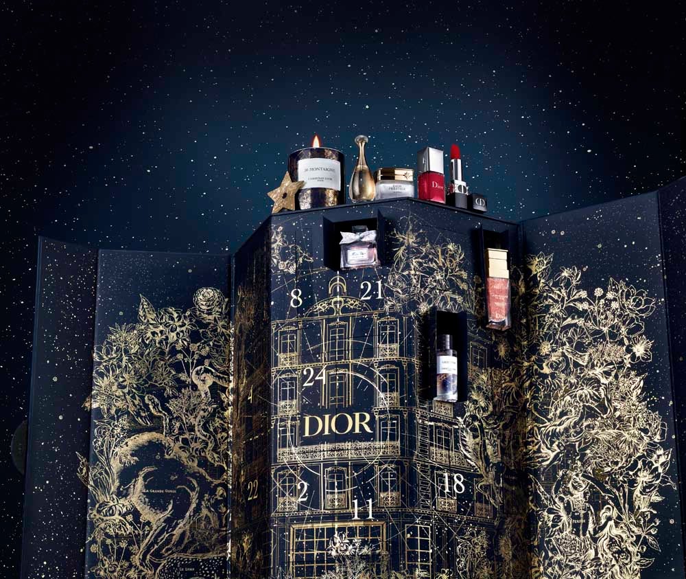 Calendario de adviento de Dior (480 €). Incluye 24 mini tallas de perfumes como J'adore o Sauvage, el célebre pintalabios Rouge Dior 999, la laca de uñas Dior Vernis 999, la crema corporal Gris Dior, el sérum Capture Total y varias velas, entre otros.