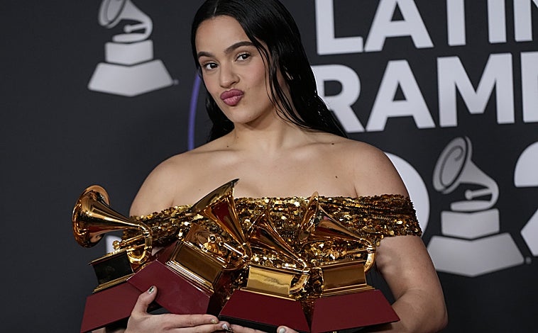 Imagen principal - Rosalía con vestido de lentejuelas doradas en los Grammy 2022