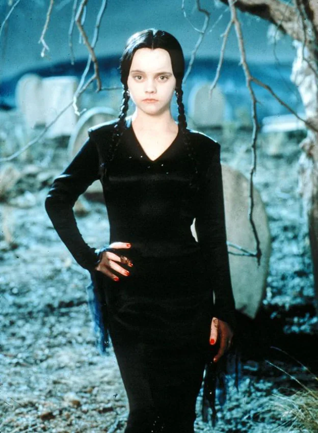 Christina Ricci en el papel de Miércoles, con su clásico vestido negro.