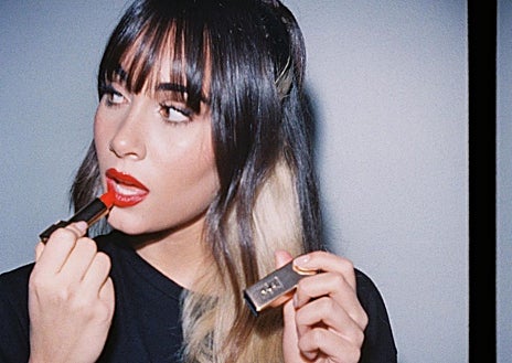 Imagen secundaria 1 - Nuria Roca apuesta por el 'hair contouring', una técnica que consiste en aclarar los mechones más cercanos al rostro para enmarcarlo y aporte luminosidad. Aitana no dudó en probar las mechas 'undelights' las más arriesgadas y Jennifer Lopez también se atrevió con las mechas 'chunky', anchas y con bastante contraste respecto al tono base de su pelo. 