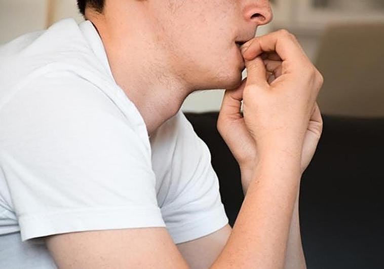 La manía de algunas personas: comerse las uñas