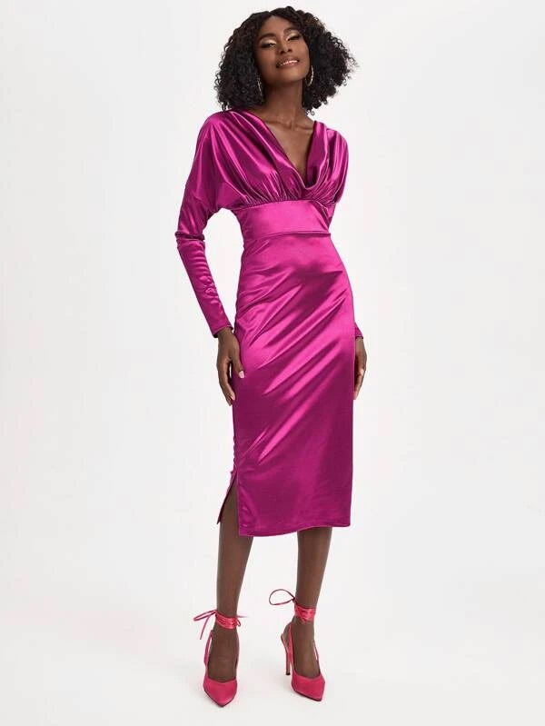 Vestido de fiesta en tejido satén de color magenta de Shein x Rossella Logiurato (23 €)