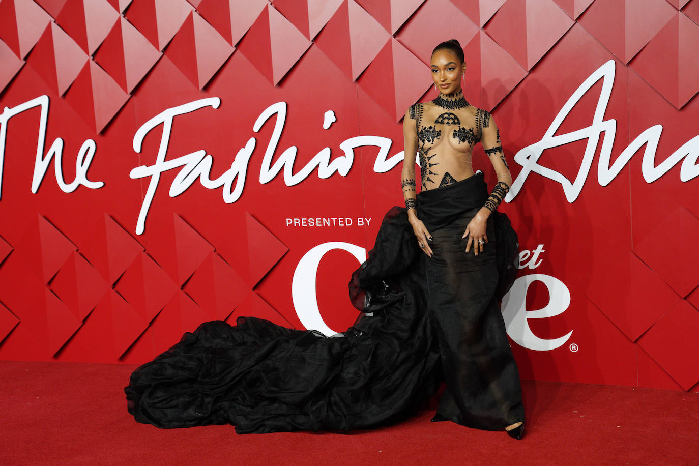 La modelo Jourdan Dunn eligió un vestido con falda voluminosa y cuerpo transparente de Stéphane Rolland que combinó con maquillaje de Charlotte Tilbury.