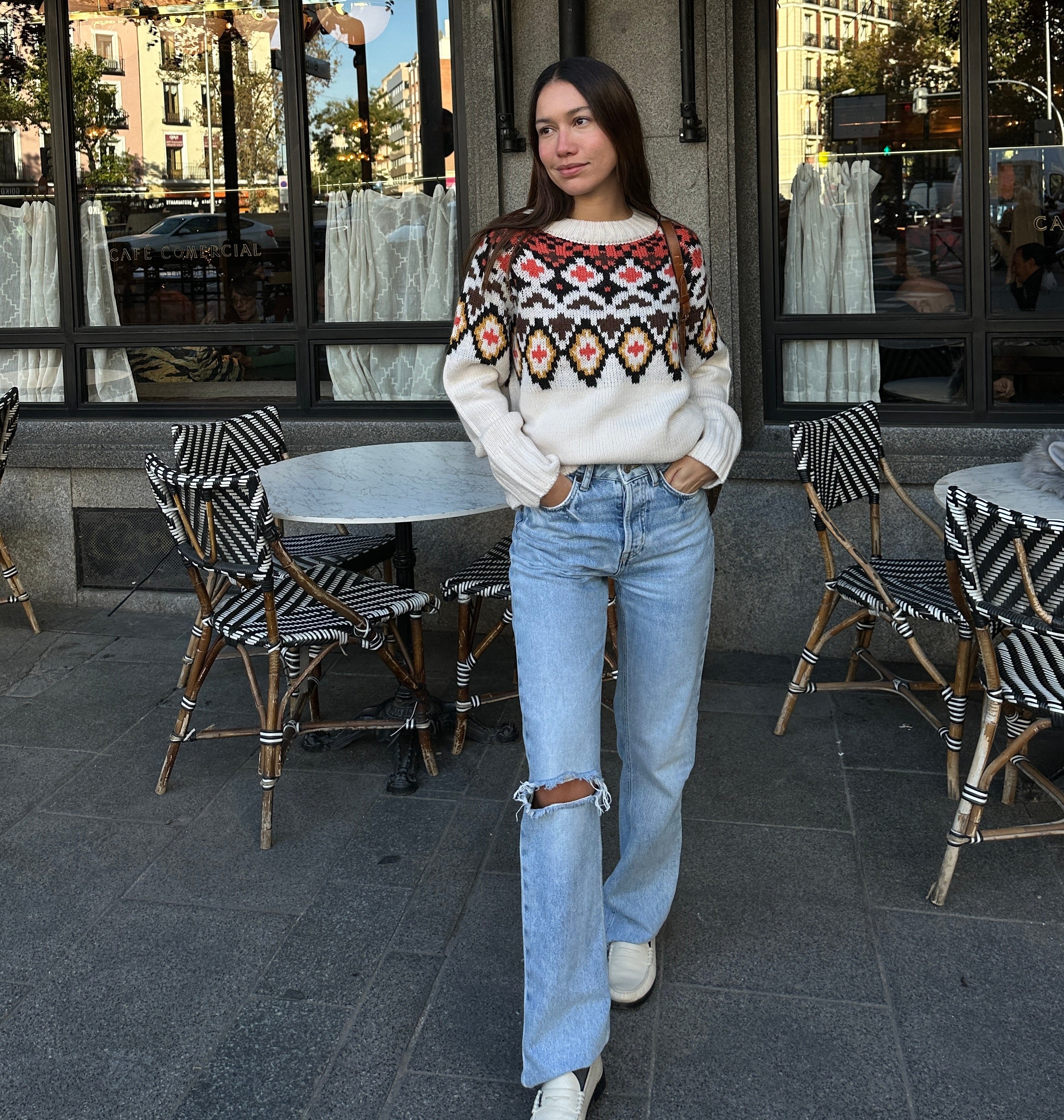La influencer Melissa Villarreal con jersey de Pepe Jeans que está disponible en Amazon Fashion por 57 euros.