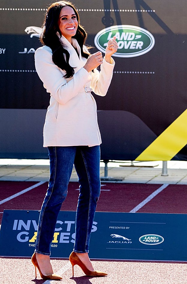 Vaqueros y blazer, la combinación favorita de Meghan Markle.