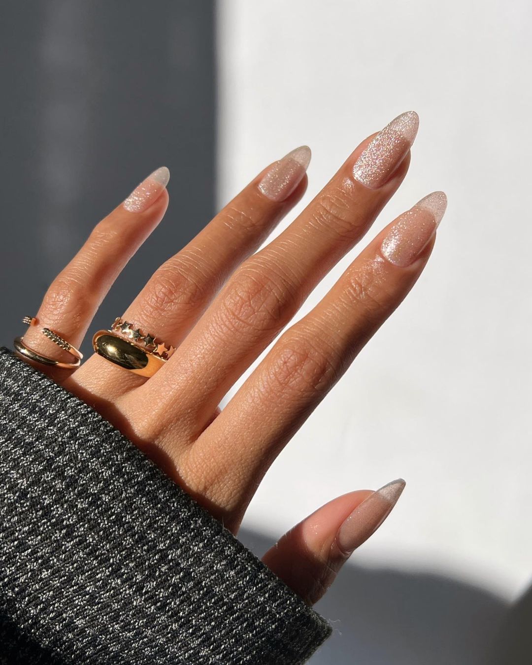 En uñas largas o cortas, una manicura que se puede hacer en casa y que queda muy bien en navidad es esta que se puede hacer con un 'top coat' con destellos brillantes. Se puede aplicar sobre la uña natural o sobre cualquier color para darle un acabado brilli brilli tan apropiados para estas fechas. 