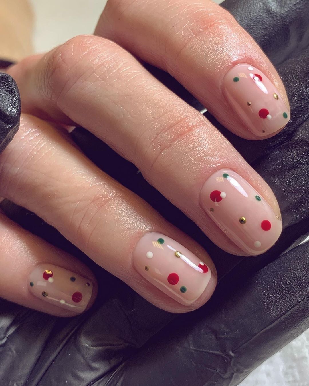 La manicura de puntitos blancos, rojos, verdes y dorados es también muy apropiada para llevar en Navidad. 