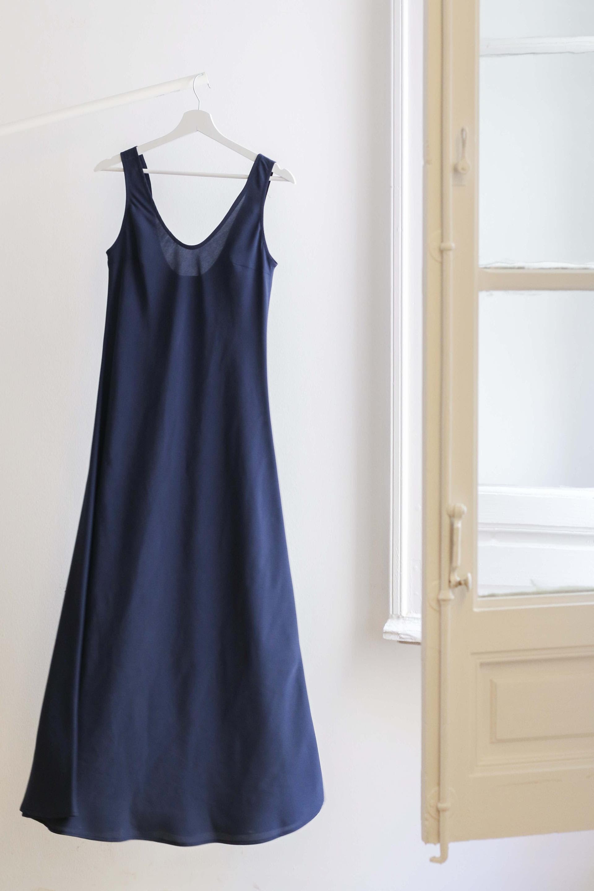 Básico e ideal para cualquier ocasión, incluida la Navidad. Con tejido viscosa y y efecto sedoso al tacto, está disponible en The Villa Concept, en diferentes colores, por 130 euros.