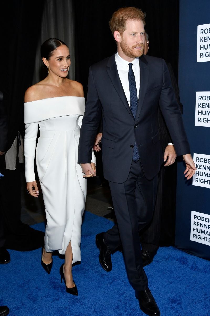 Meghan Markle en los Hope Awards. La Duquesa de Sussex está en boga últimamente por su documental en Netflix, y coincidiendo con su estreno lució este vestido midi blanco de Louis Vuitton para asistir a los Hope Awards. Un modelo satinado con escote hombros caídos y una falda con una abertura frontal.