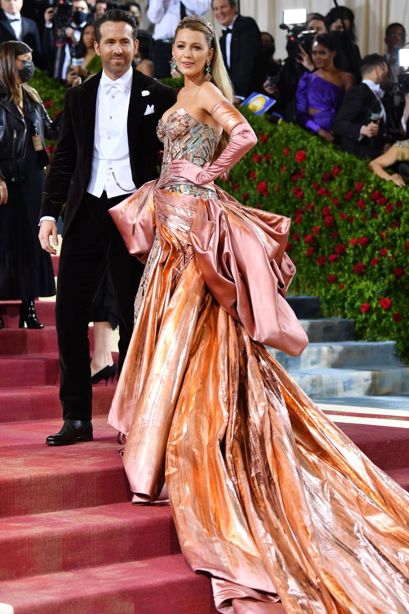 Blake Lively en la Gala del MET 2022. La actriz es una de las más esperadas en la Gala MET gracias a sus elaborados estilismos. Este año ejerció junto a su marido de maestra de ceremonias y volvió a convertirse en la protagonista de la alfombra roja con un diseño de Versace con una cola desmontable azul celeste que conquistó al público.