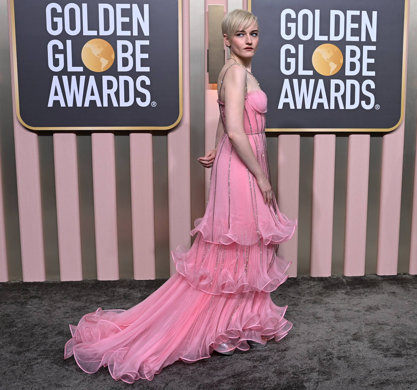 Julia Garner fue otra de las famosas que apostó por un vestido en color rosa, con volantes en la falda y detalles de cristales. Era de Gucci. 