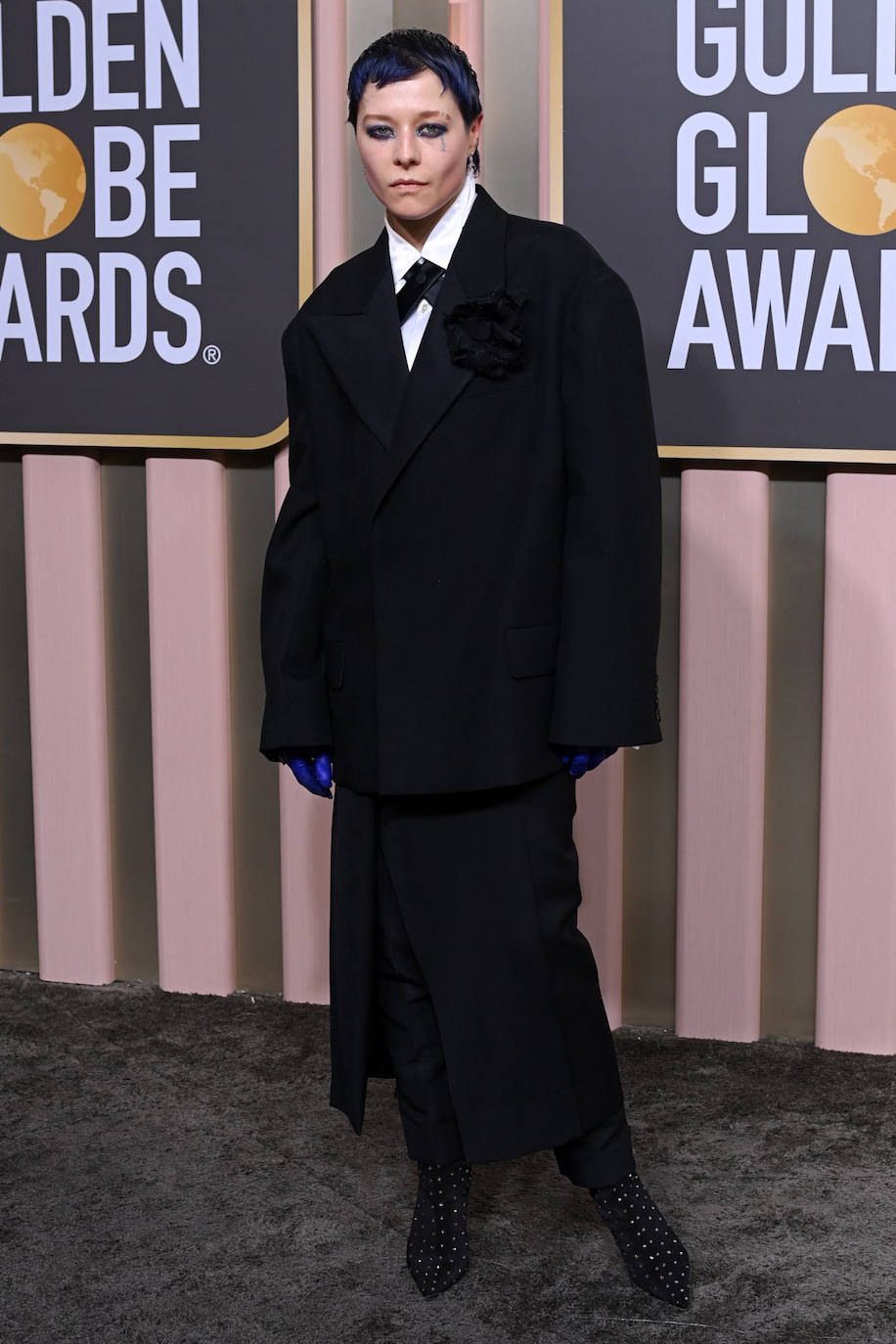 Emma D'Arcy es otra de las peor vestidas con un look bastante complicado que incluía pantalones, una falda midi superpuesta, una americana 'oversize' y guantes azules a juego con el maquillaje y las mechas del pelo. 