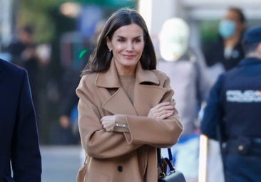 El abrigo camel de la reina Letizia, un básico del armario que ahora está rebajado
