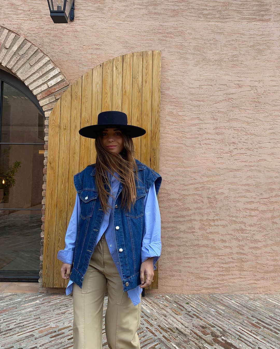 Una prenda versátil en cualquier temporada: chaleco denim como el que lleva Inés Arroyo de Laagam.