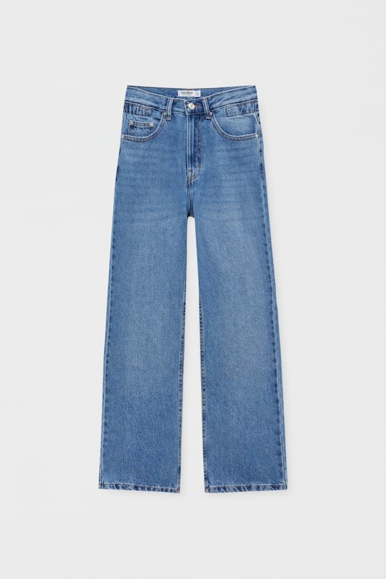 Vaqueros rectos de tiro alto de Pull and Bear: 25,99 euros.