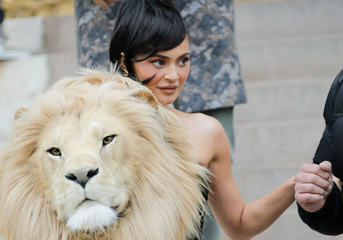 Vestido con cabeza de león: Kylie Jenner lleva el vestido más extravagante a la de la de París