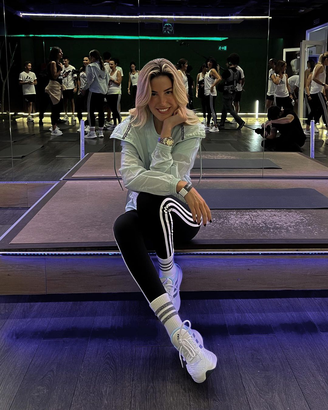 Clara Hinojosa, creadora de contenido, posa con ropa deportiva.