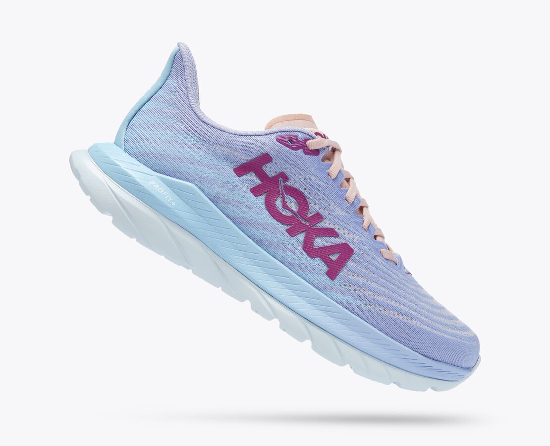 Estas zapatillas de velocidad para el asfalto se han diseñado para mantener los pies frescos, independientemente del ritmo. Son de Hoka y cuestan 150 euros.