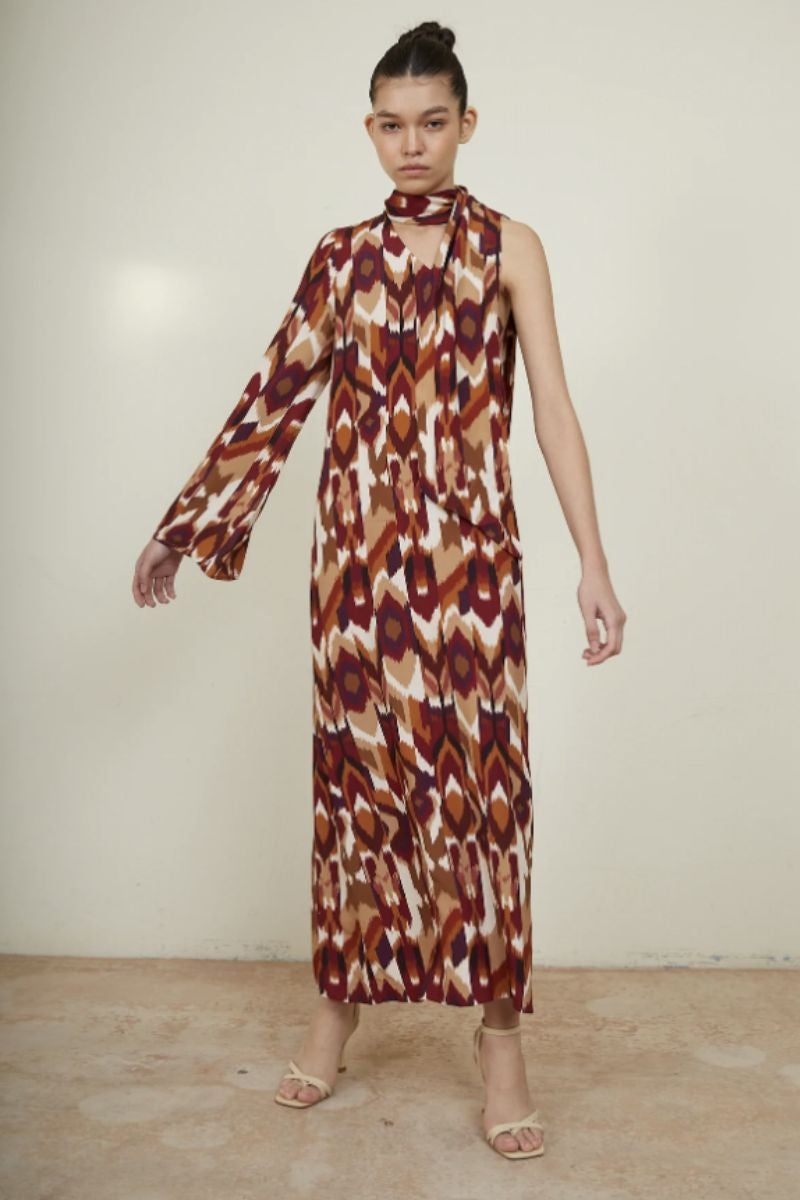 Vestido midi de edición limitada de Sophie and Lucie compuesto por varios tirantes finos con escote asimétrico, confeccionado en tejido estampado de ikat en tonos rojizos, falda recta y espalda abierta. Perfecto para las amantes del estilo boho. Precio: 189€.