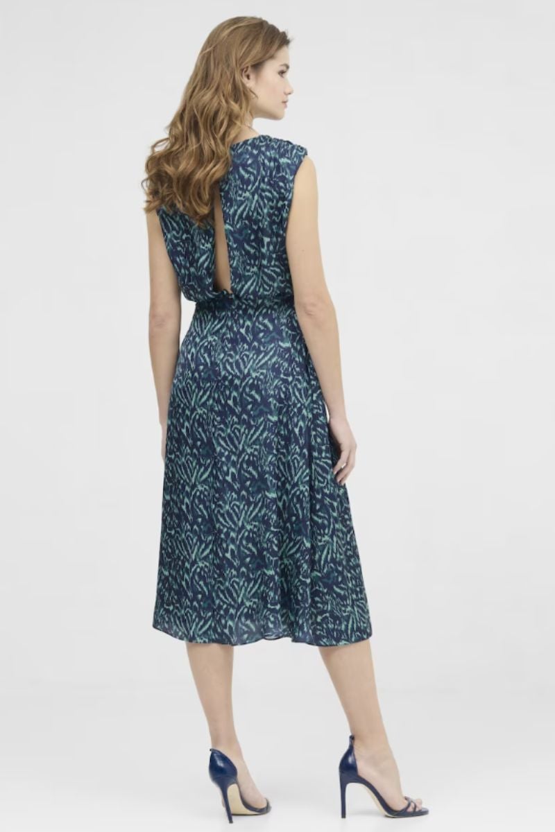 Un modelo evasé en tonos azules y verdes y estampado étnico de Veneno en la piel, con cuello barco y cuerpo ajustado compuesto por una falda vaporosa y la cintura muy marcada. El toque de sensualidad lo aporta la gran abertura en la espalda. Precio: 99,90 €.