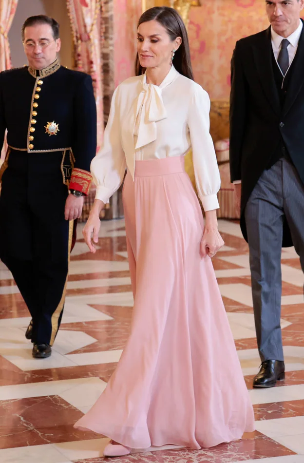 El estilismo de doña Letizia: falda larga rosa y blusa blanca.