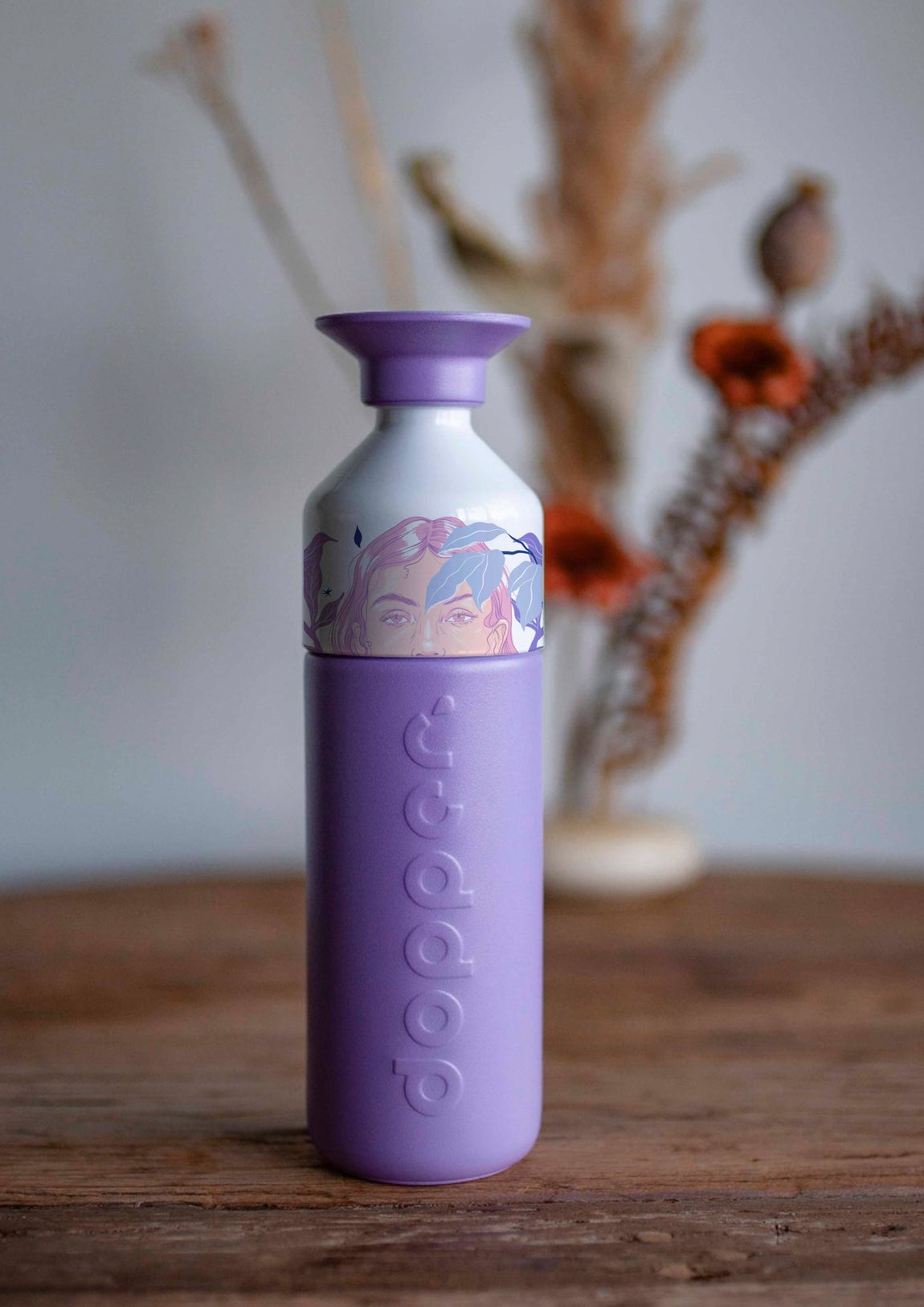 Aunque pueda mimetizarse con la decoración de tu habitación, en la creación de esta botella ha colaborado la ilustradora madrileña Naranjalidad junto con Dopper y está inspirada en las algas y motivos marinos. En su web está la opción de customizar la botella como más te guste y muchos colores para elegir. 