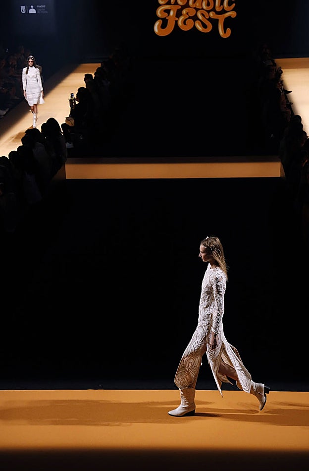 Modelos en el desfile de Teresa Helbig de febrero de 2022.