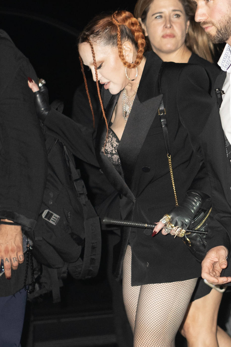 Madonna, que dio un controvertido discurso durante la ceremonia de los Grammy 2023, acudió así: body de encaje, medias de rejilla y blazer. Lo combinó con un original peinado con trenzas. 