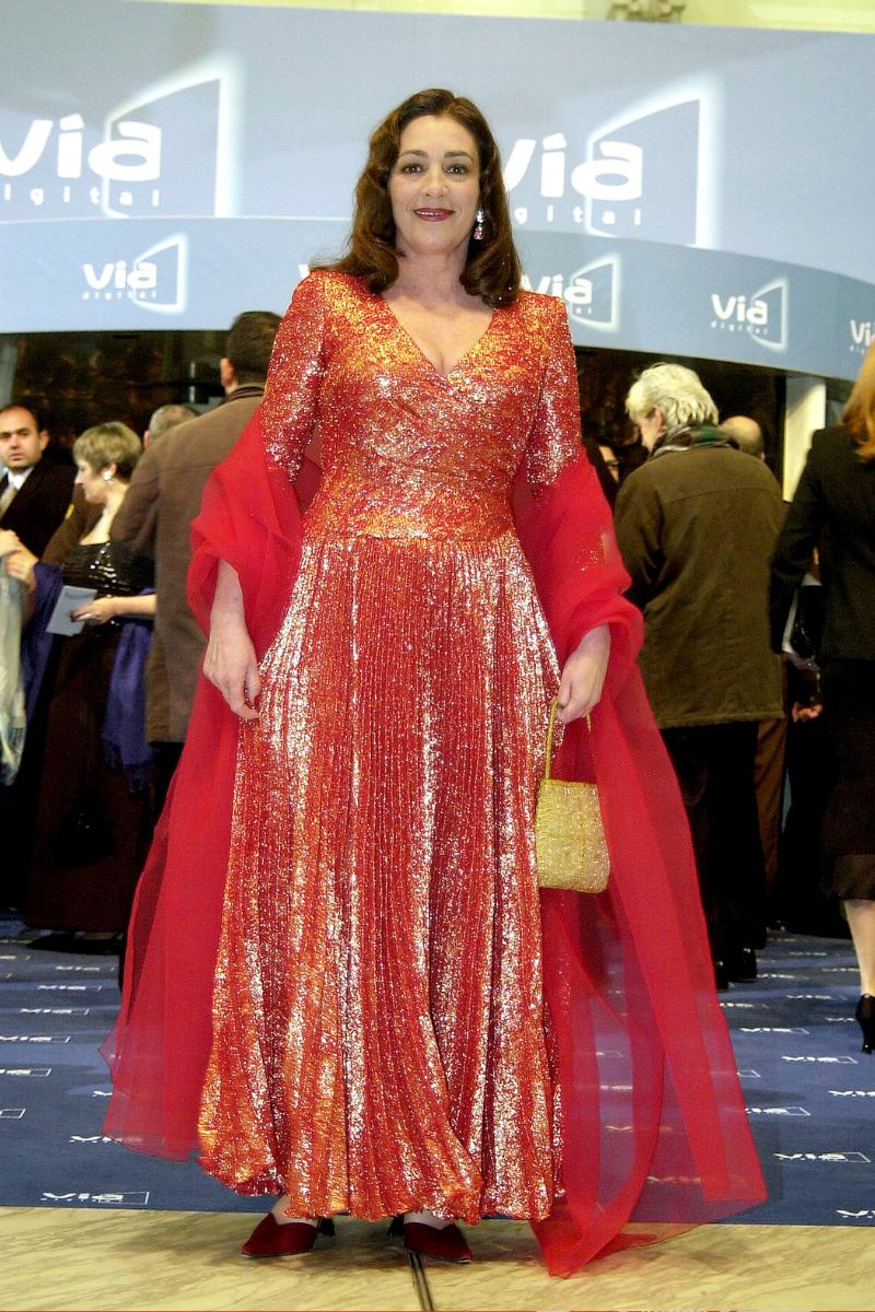 Carmen Maura en 2002. Su vestido de lentejuelas rojo compuesto por una falda plisada tuvo tantos admiradores como detractores. Un modelo que, si hay algo seguro, es que no pasó desapercibido.